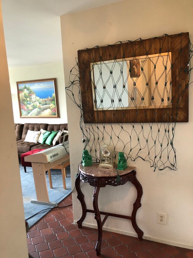 Building Photo - Epic REA: Top Floor 2 BR/2 BA Condo, Pano ...