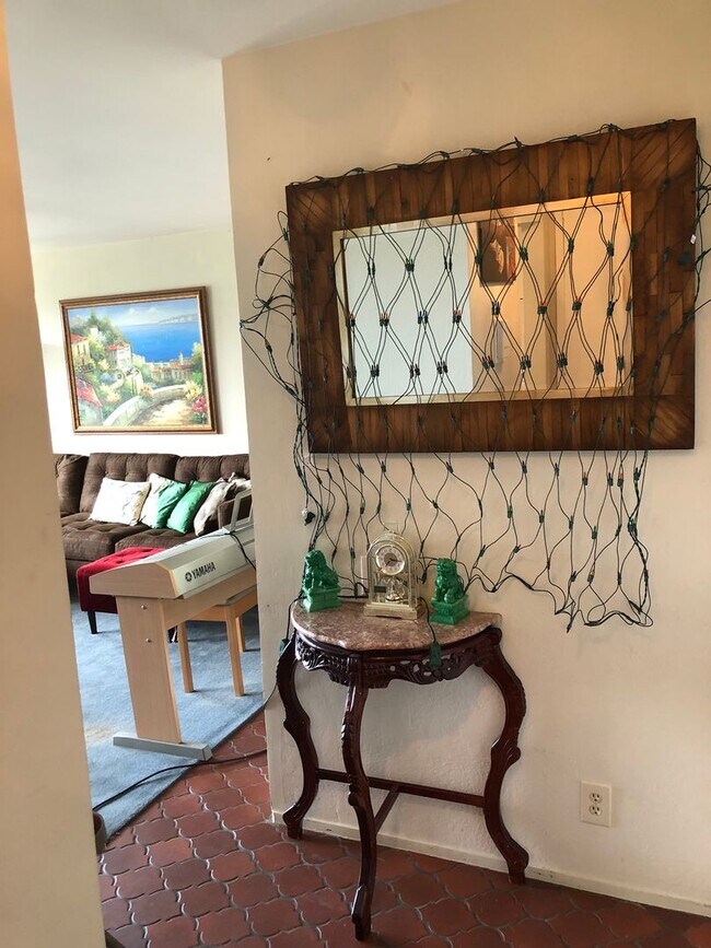 Building Photo - Epic REA: Top Floor 2 BR/2 BA Condo, Pano Views, Balcony, 3-4 Pkg, Storage