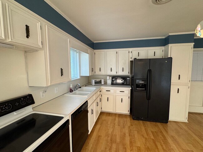 Building Photo - 1608 Northcrest Dr