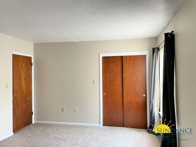 Building Photo - Great 3 Bedroom Townhouse in Shalimar