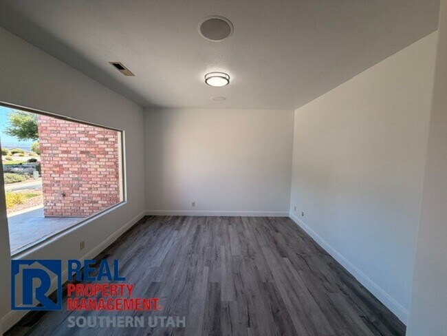Building Photo - Legacy Townhome