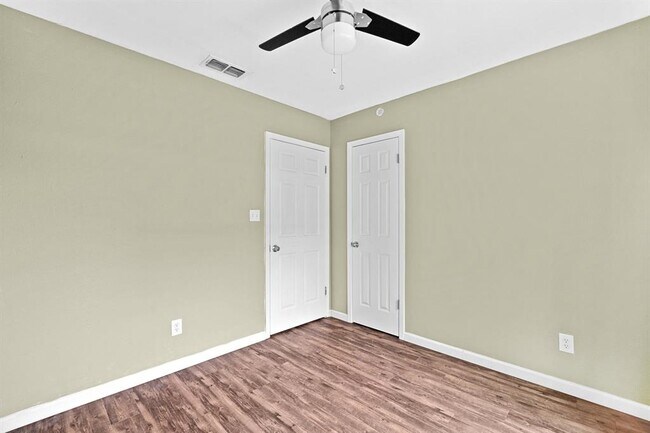 Building Photo - 1422 Yorkshire Dr