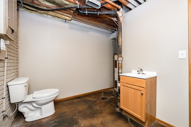 Building Photo - 6507 Laurel Ln NE