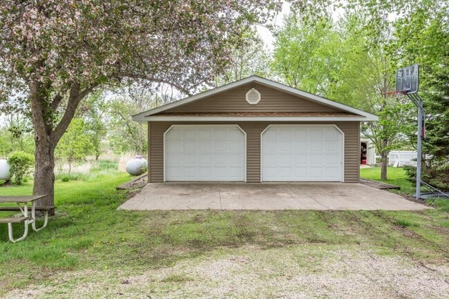 Building Photo - 11037 E Village Cir