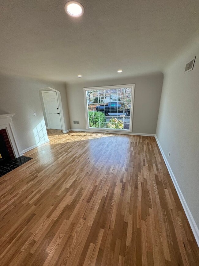 Building Photo - Fully Renovated 4 Bed Home w/ Fenced Backyard, W/D's in Unit.
