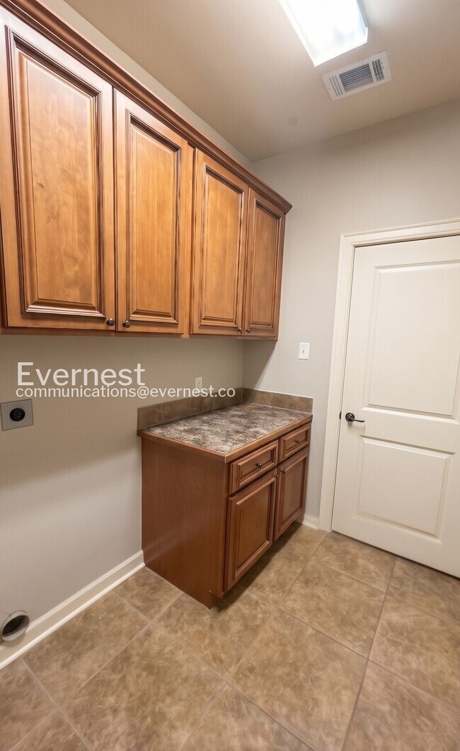 Building Photo - 2835 Plateau Dr