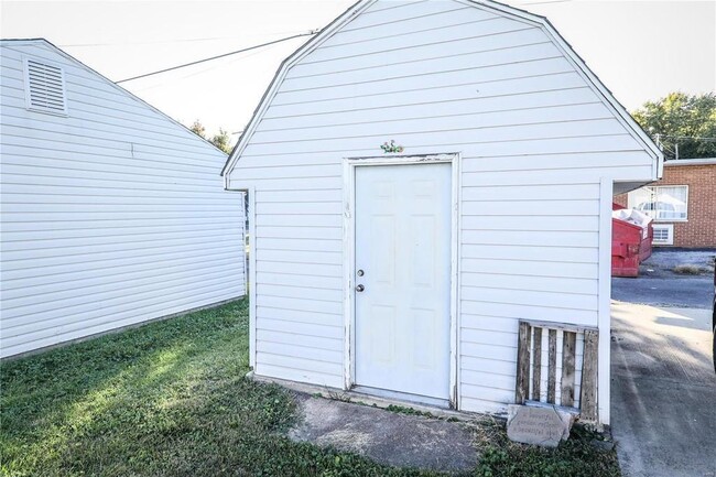 Building Photo - 503 N Combs Ave