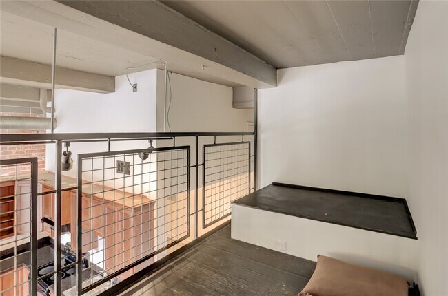 Building Photo - 915 N San Jacinto St