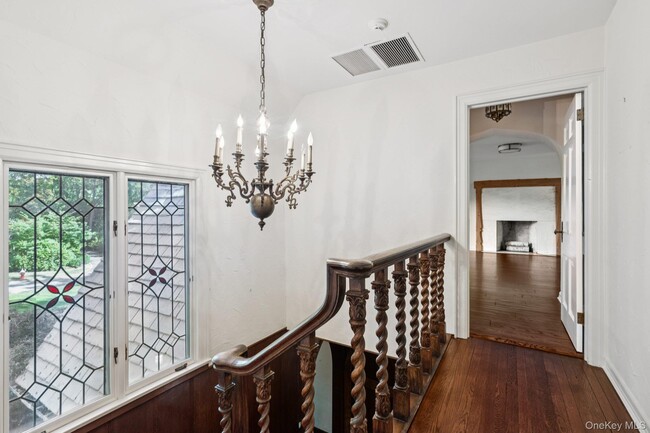 Building Photo - 18 Heights Rd