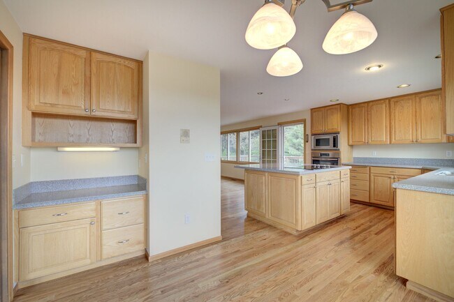 Building Photo - 5bd/3.5ba Bellevue House