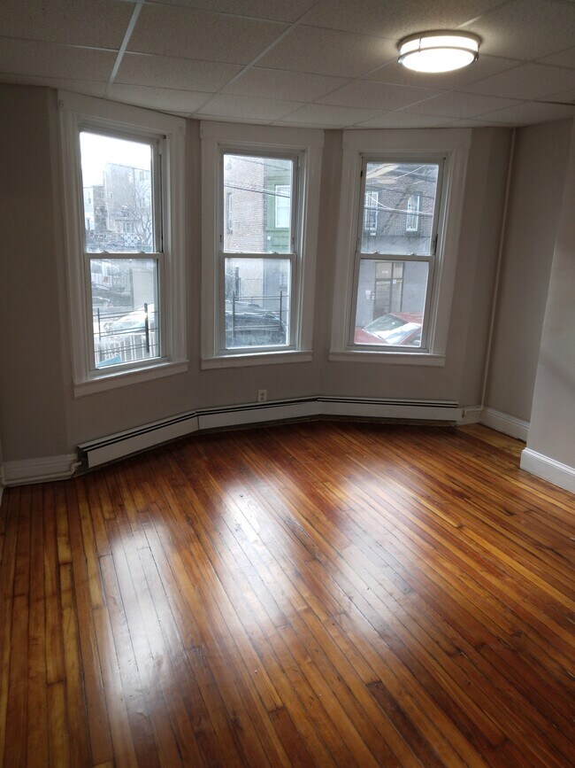 Building Photo - 73 Maple St