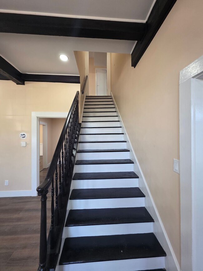 Building Photo - Newly Renovated Stunning Home