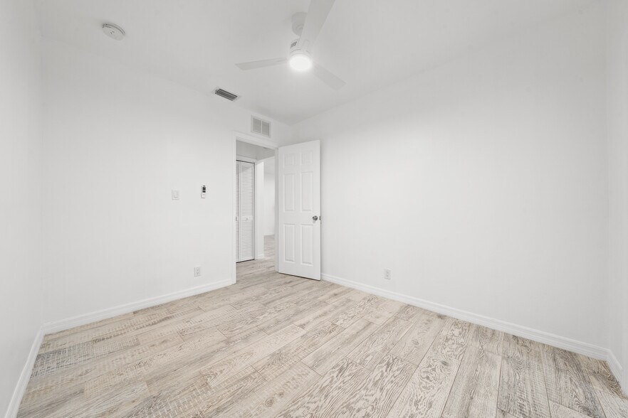 Building Photo - 1041 NE 9th Ave
