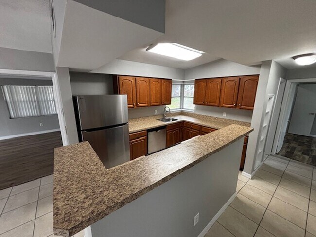 Building Photo - 2 or could be 3 bedroom -1 bath home in Deltona