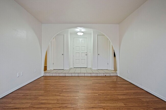 Building Photo - Beautifully Renovated 3bed/  2bath in Del city!   Bonus room in the Master bedroom!!