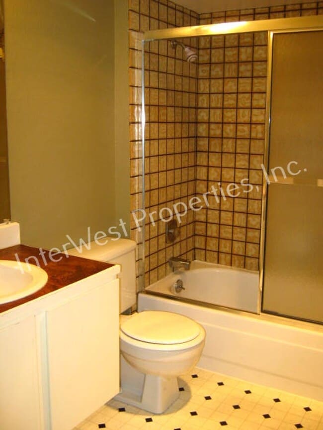 Building Photo - 3 BR Townhome- Wonderful Privacy Deck in Beaverton with 1 Car Garage & A/C!