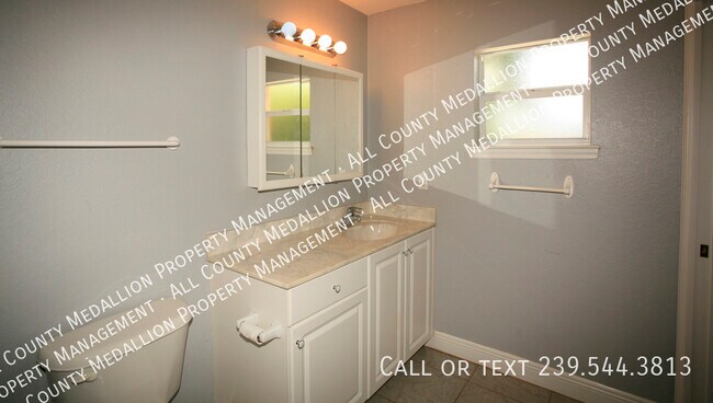 Building Photo - 606 SE 6th Terrace