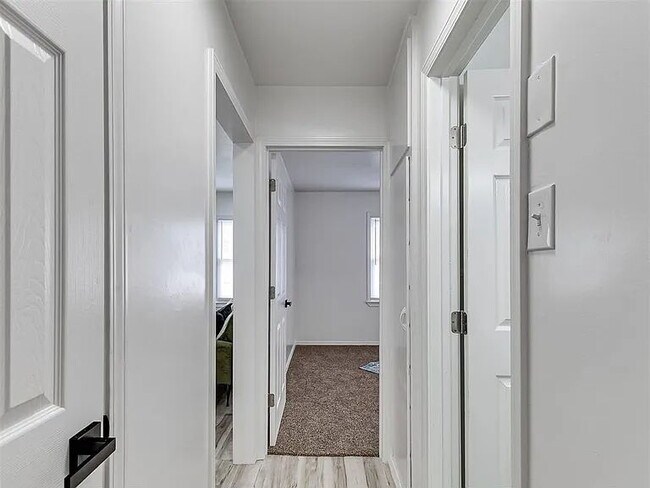 Building Photo - Modern Comfort in Every Square Foot