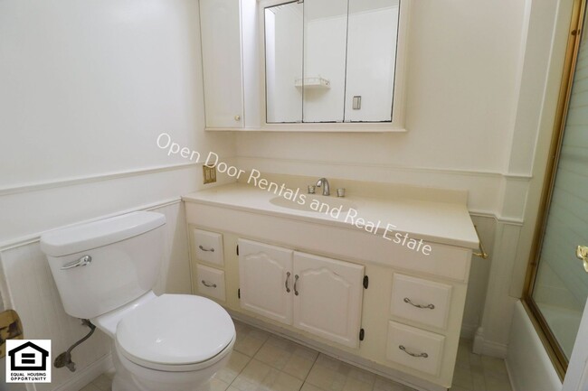 Building Photo - ** $300.00 OFF FIRST MONTHS RENT** Great 3...