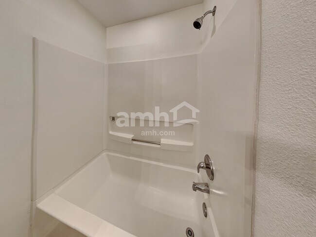 Building Photo - 6013 Midcrown Dr