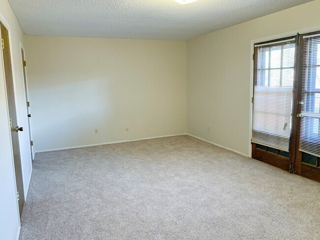 Building Photo - 2 Bed Townhouse with Garage! Convenient Lo...