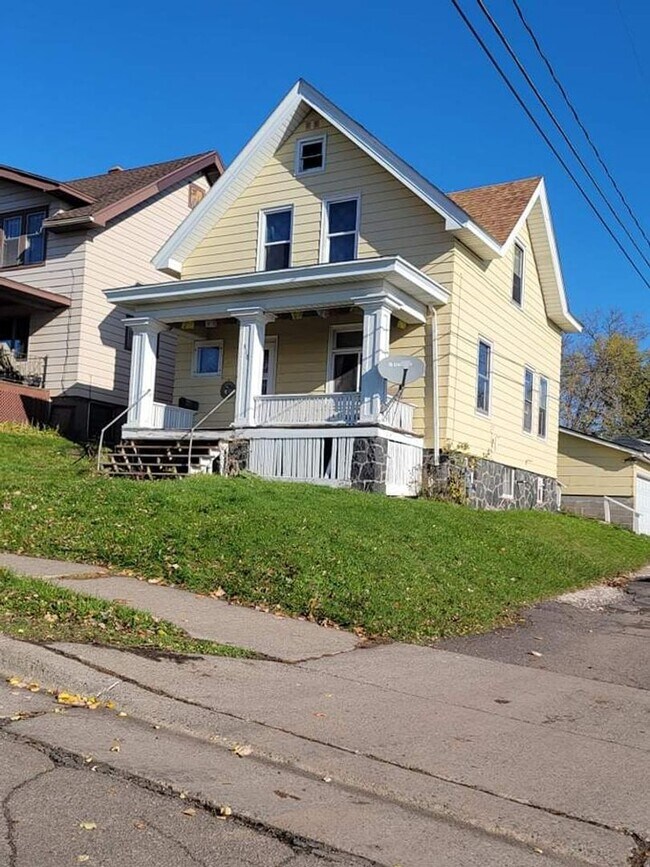 Building Photo - Duluth, MN - 4 Bedroom - 1 Bathroom - 2 Ca...
