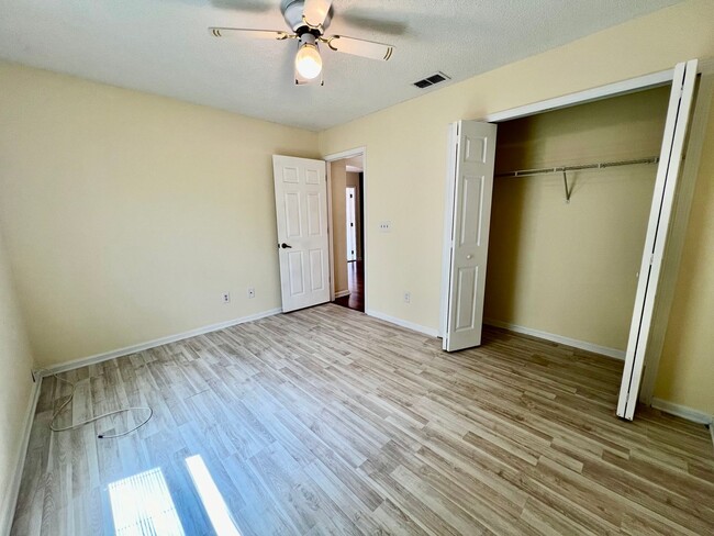 Building Photo - Spacious dog friendly home- Jacksonville