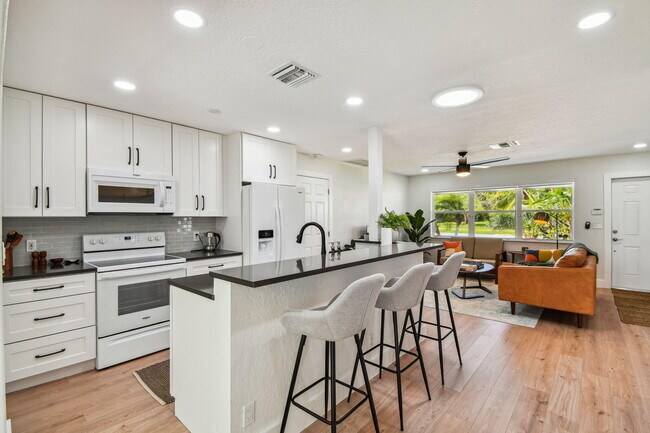 Building Photo - 702 NE 10th Ave