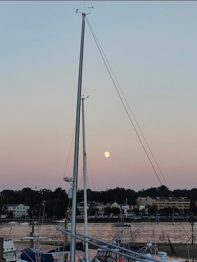 Building Photo - 3 Toms Point Ln