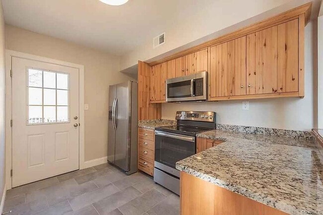 Building Photo - 2 N Plum St