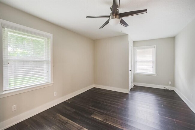 Building Photo - 4924 Mimosa Dr