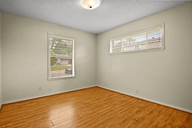 Building Photo - 905 N Johnson Ave