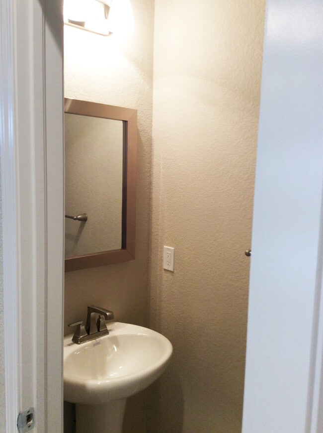 Building Photo - District 20 Townhome!!