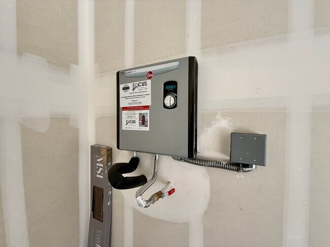 Building Photo - BRAND NEW 3 BED 2.5 BATH 2 CAR GARAGE TOWNHOUSE W/ LOFT IN CADENCE COMMUNITY