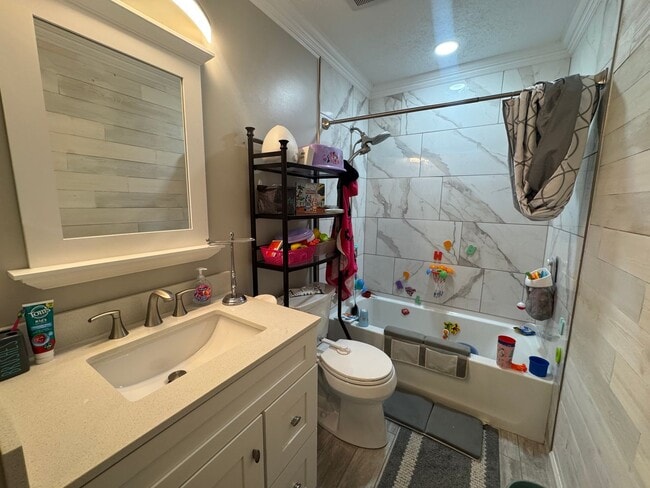 Building Photo - Spacious Three Bedroom Home