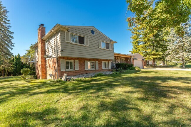 Building Photo - 2616 Douglas Dr