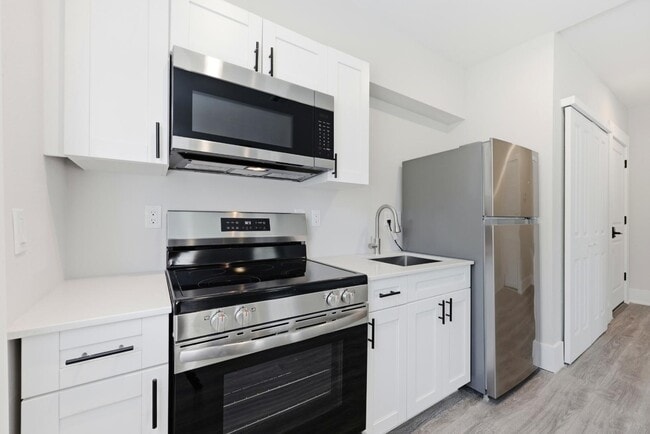 Building Photo - 300 E 3rd St