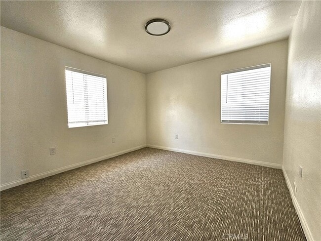 Building Photo - 654 W 21st St