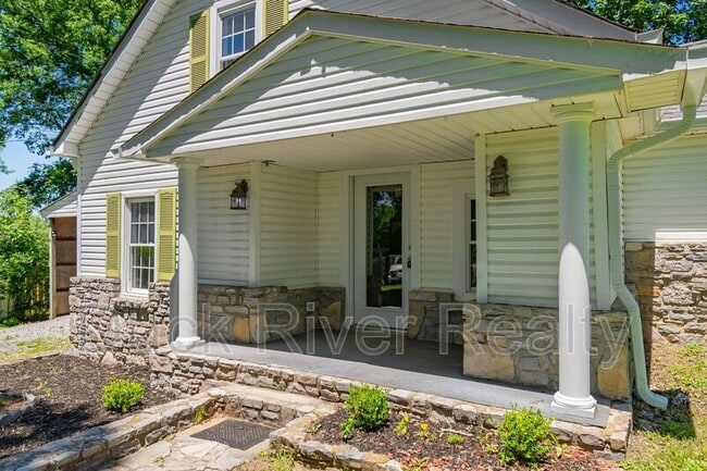 Building Photo - 210 Westover Dr