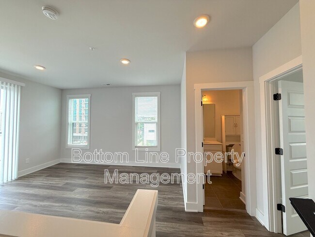 Building Photo - 607 W Tremont Ave