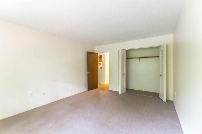 Building Photo - 23 Country Club Dr