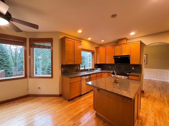 Building Photo - Spacious 4-Bedroom Home for Rent in Woodinville