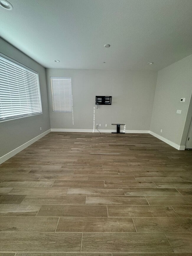 Building Photo - Tesoro Viejo- 3 bedroom 2.5 Bath
