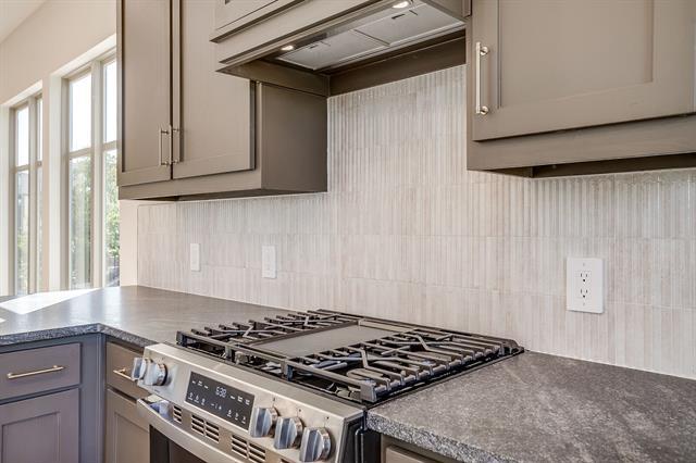 Building Photo - 302 Foch St