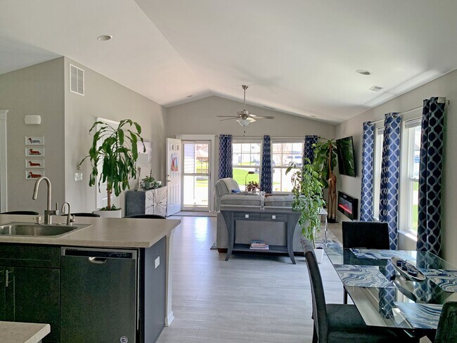 Building Photo - 104 Emerald Dr