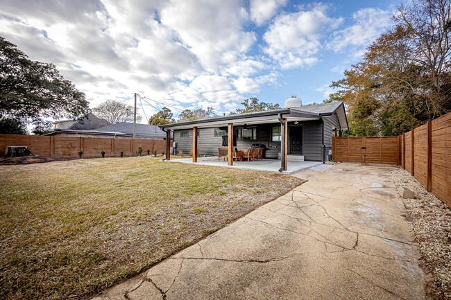 Building Photo - 3 Bedroom 2 Bath Downtown Ocean Springs