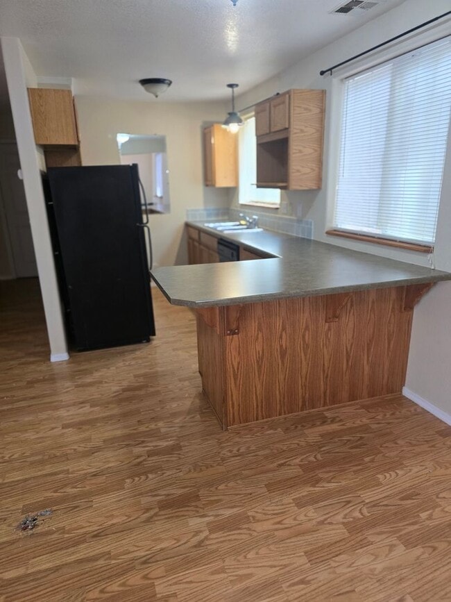 Building Photo - 3 bed 2 bath Home for Rent in Grants Pass