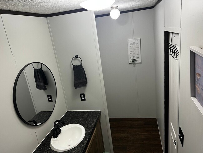 Building Photo - 130 Raoul Ln