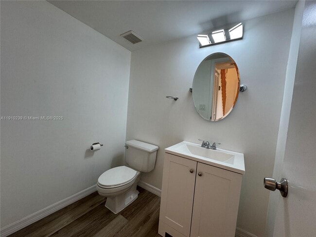 Building Photo - 573 Racquet Club Rd