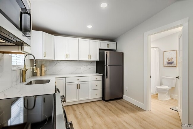 Building Photo - 1104 Main St